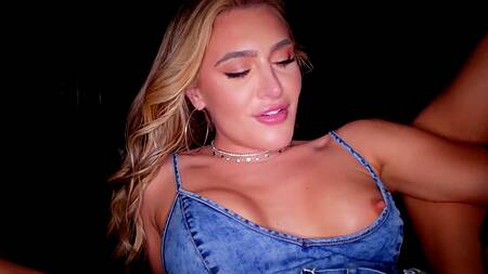 Черный администратор ночного клуба страстно трахает блондинку