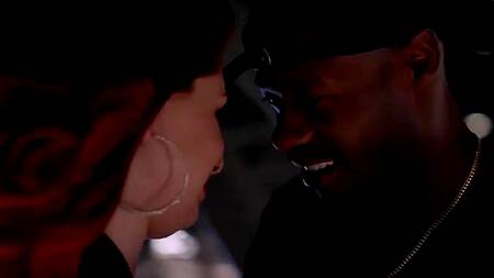 Негр снимает на телефон как рыжая сосет его хуй перед сексом