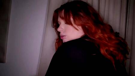 Негр снимает на телефон как рыжая сосет его хуй перед сексом