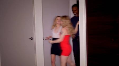 Милые подруги идут вдвоем на свидание с негром и ебутся с ним