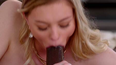 Зрелый негр позволяет блондинке сесть на его большой хуй