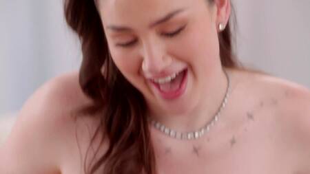 Alyx Star ласкает натуральными сиськами хуй негра перед сексом