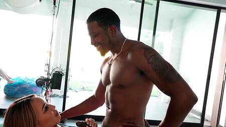 Браззерс устраивает развратную групповуху с лучшими телками