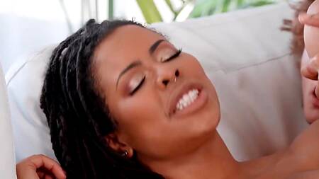 Негритянка Kira Noir соблазняет скромного парня на дикий секс