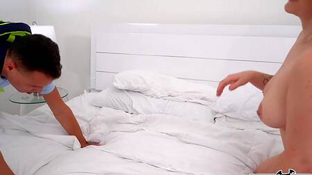 Милфа поднимает пасынку настроение сексом