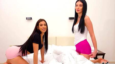 Домработницы моются в ванной и отдаются негру во все дырки