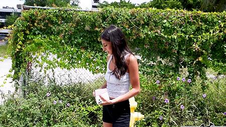 Худая мулатка стеснительно трахается за деньги в машине