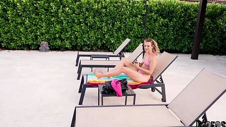 Блондинка снимает розовый купальник и соблазняет на секс