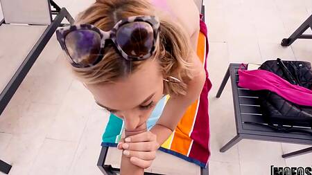 Блондинка снимает розовый купальник и соблазняет на секс