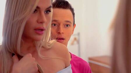 Зрелые блондинки обмениваются пасынками и занимаются групповым сексом