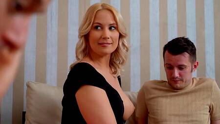 Зрелые блондинки обмениваются пасынками и занимаются групповым сексом