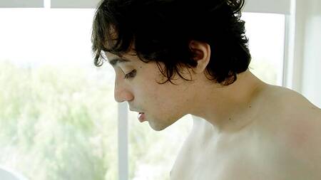 Молодой молочник в ванной комнате трахает сочную мулатку