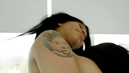 Молодой молочник в ванной комнате трахает сочную мулатку