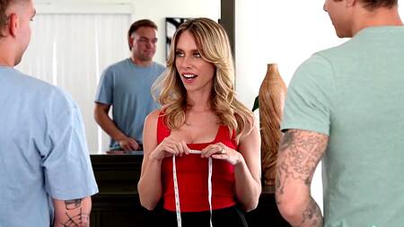 Ненасытная девка хочет насладиться двумя членами