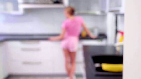 Блондинка в розовом с удовольствием отдается однокурснику