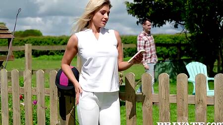 Красотка на ферме занимается страстным сексом