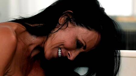 Арабский мужик трахает зрелую красотку и молодую телку