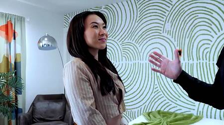 Риелтор показывает комнату для БДСМ и там трахает азиатку