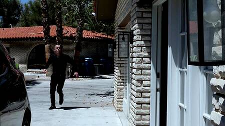 Риелтор показывает комнату для БДСМ и там трахает азиатку