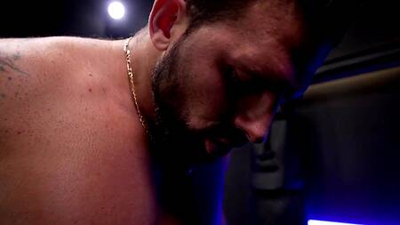 Темнокожая модель в агентстве отдается в обе дырки