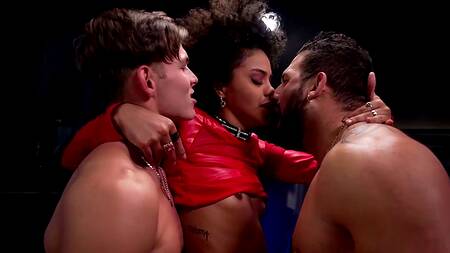 Темнокожая модель в агентстве отдается в обе дырки