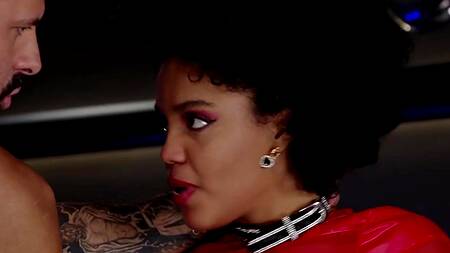 Темнокожая модель в агентстве отдается в обе дырки