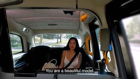 Таксист с большим членом страстно трахает татуированную азиатку