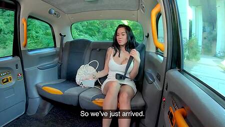 Таксист с большим членом страстно трахает татуированную азиатку