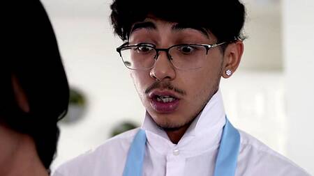 Красивая мачеха завязывает пасынку галстук и сосет член