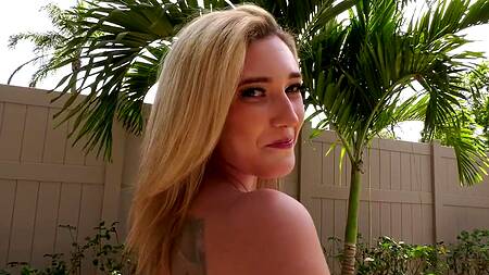 Блондинка дает мужику в жопу и лижет обе дырки милфы