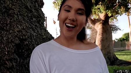 Милая азиатка с сочной жопой соглашается на секс