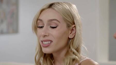 Блондинка показывает красивые сиськи и предлагает секс