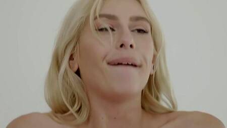 Блондинка показывает красивые сиськи и предлагает секс