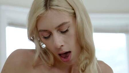 Блондинка показывает красивые сиськи и предлагает секс