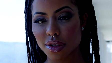 Чернокожей красотке Kira Noir нравится жесткий анальный секс