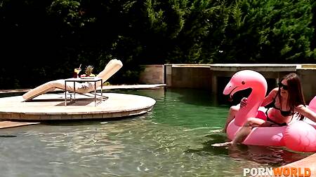 Стройная красотка соблазняет приятеля на анал около бассейна