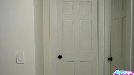 Блондинка с веснушками и азиатка удовлетворяют одного парня