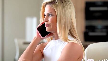 Блондинка разговаривает с парнем и соблазняет друга на еблю