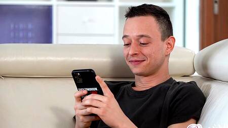 Блондинка разговаривает с парнем и соблазняет друга на еблю