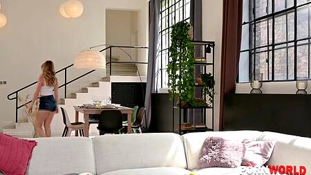 Блондинка дрочит киску бананом и соблазняет негра на анал