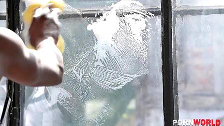 Блондинка дрочит киску бананом и соблазняет негра на анал