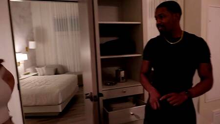 Рыжая телка с сочным телом соблазняет негра на еблю