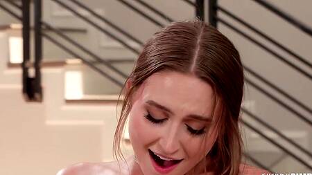 Laney Grey надевает сексуальное бельё и соблазняет электрика