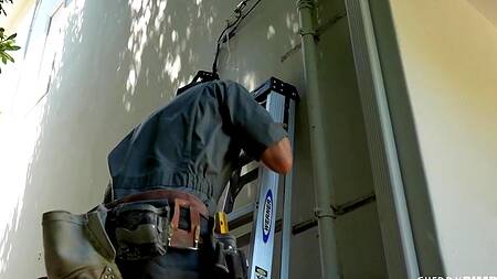 Laney Grey надевает сексуальное бельё и соблазняет электрика