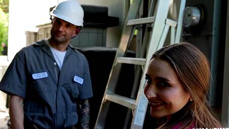 Laney Grey надевает сексуальное бельё и соблазняет электрика