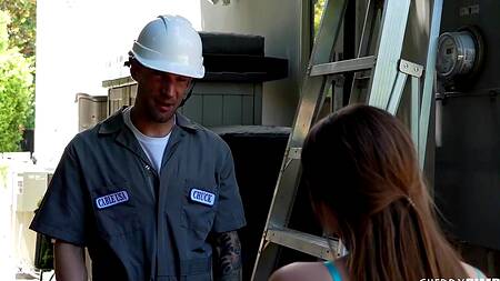 Laney Grey надевает сексуальное бельё и соблазняет электрика