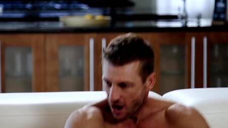 Мужик на диване лижет киску худой Freya Parker и трахает её