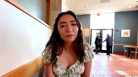 Милая Amber Summer катается на качели и трахается с мужиком в отеле