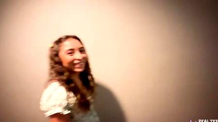 Милая Amber Summer катается на качели и трахается с мужиком в отеле