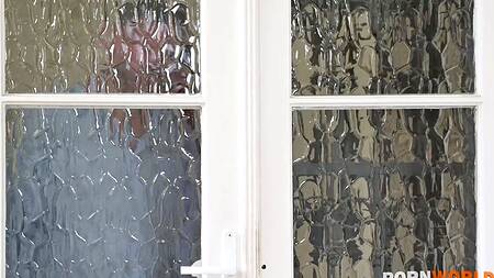 Пока муж работает, жена трахается с двумя мужчинами